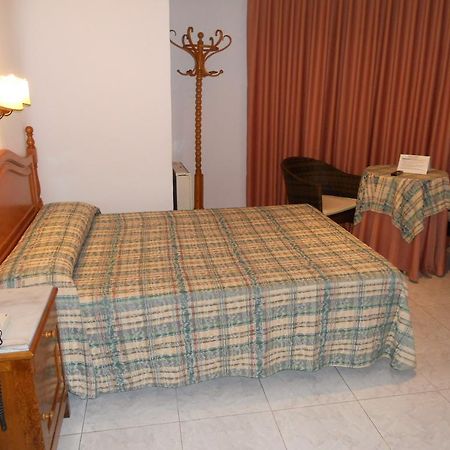 Hotel Paris ลันจารอน ภายนอก รูปภาพ