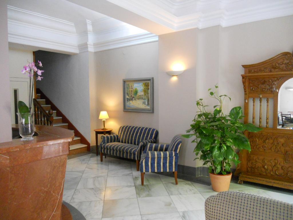 Hotel Paris ลันจารอน ภายนอก รูปภาพ